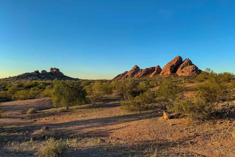 3 Days in Phoenix & Scottsdale, AZ: Hikes, Architecture, & Eats Red sandstone hills in Papago Park in Phoenix, Arizona